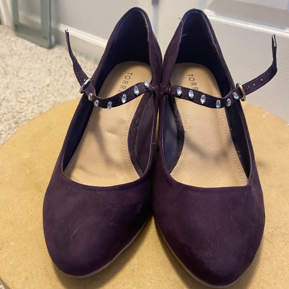 Torrid 8.5 W faux suede purple jeweled Mary Jane Wedges